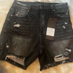 Brand new fabulous risen distressed Jean shorts. Very stretchy.